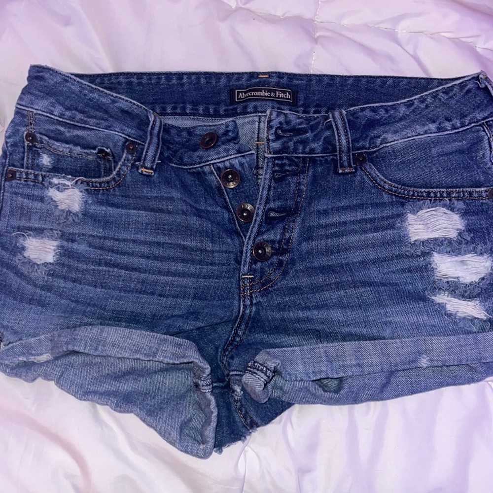Used Abercrombie and Fitch. Size 28. High rise. Dark wash. Jean shorts.